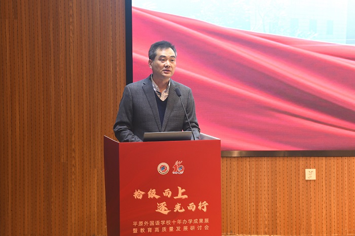 1762743745304071662.jpg 6.上海教育报刊总社副社长赵玉平主持研讨会.jpg