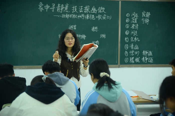 1763368998336036686.jpg 4语文黄菊老师.jpg