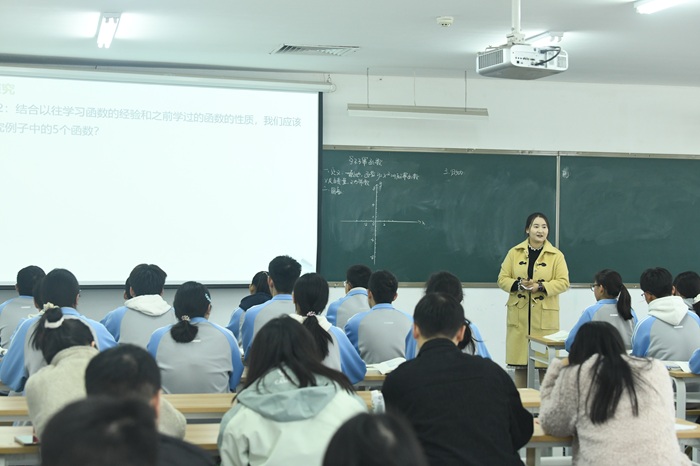 1763369035824098587.jpg 8数学帖品一老师.jpg