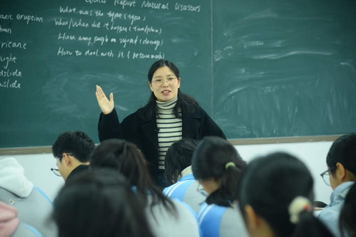 1763369048132070592.jpg 9英语周莉老师.jpg