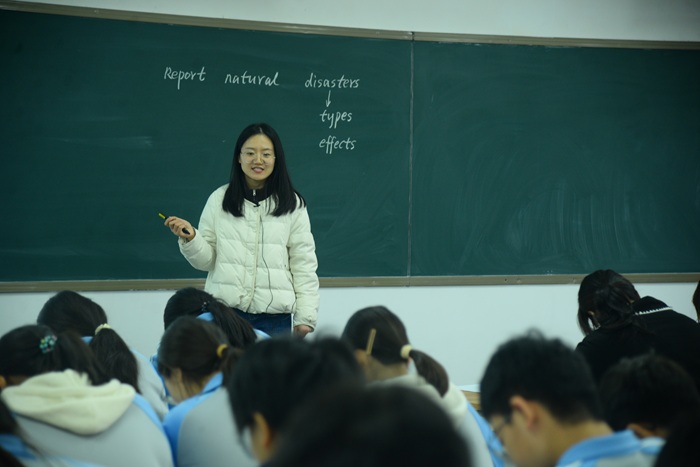 1763369057907080714.jpg 10英语赵京鹤老师.jpg